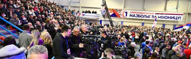 UŽIVO SVE SPREMNO ZA VELIKI NARODNI SKUP U MIONICI: Očekuje se dolazak i obraćanje predsednika Vučića (FOTO/VIDEO)