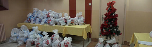 Crveni krst Užice podelio 160 novogodišnjih paketa (VIDEO)