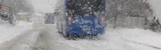 Haos u Borči: Autobus skliznuo sa kolovoza i blokirao put, građani više sati odsečeni