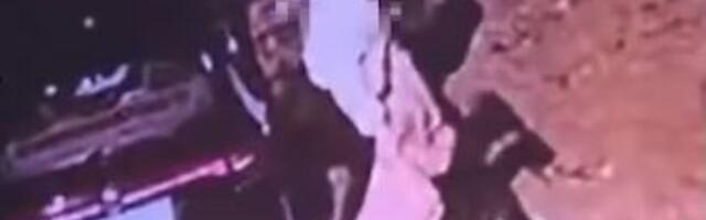 Bez ljudskosti: Bacila kuče kao da je smeće (VIDEO)