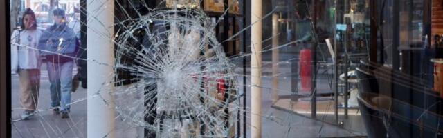 KRVAVI PIR SNIMALI TELEFONOM! Bacili granatu na salon lepote u centru grada, pa sve objavili na mrežama: Među povređenima i DETE (5)! (VIDEO)