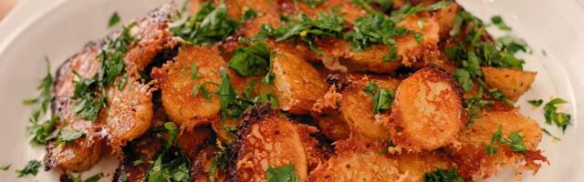 Prilog koji svi vole: Hrskavi pečeni krompir sa parmezanom i belim lukom