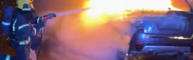 Drama kod Novog Sada: Plamen guta automobil, vatrogasci-spasioci u akciji (VIDEO)
