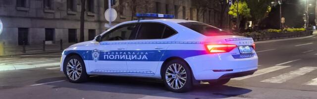 PROLETEO KROZ CRVENO, PA PROBIO POLICIJSKU BLOKADU Jurnjava u Takovskoj ulici: Kolima sleteli u kanal, usledila još veća drama