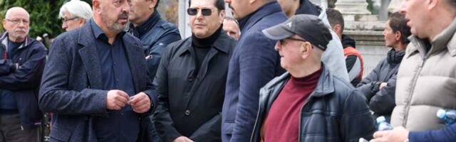 NEM OD BOLA: Aco Pejović slomljen od bola na sahrani Duška Vujoševića (FOTO)