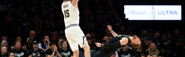 Neprijatno... Šta je Šek hteo da kaže? Ovakav pokušaj duhovitosti i srpskog nismo čuli, a legendarni Amerikanac se obrukao! /VIDEO/