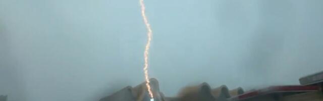 Grom pogodio električni automobil 3 puta zaredom