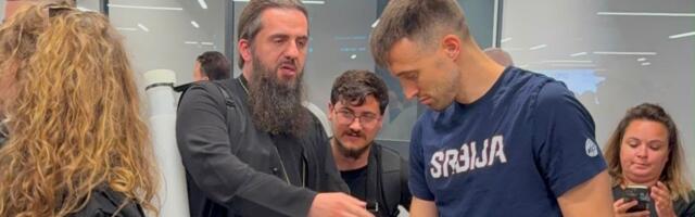 Aleksa Avramović dočekao sveštenike: Odmah kleknuo na pod, zbog njegovog poteza "zastao" ceo aerodrom