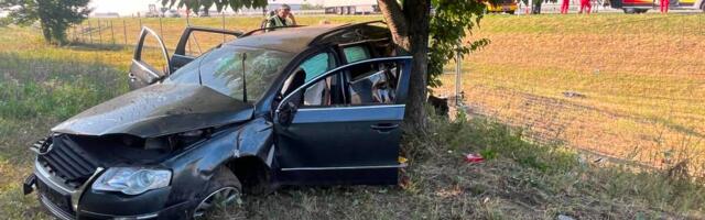 BORBA ZA ŽIVOTE POSLE JEZIVOG UDESA KOD ŠIDA: Muškarac ima moždano krvarenje i prelome, žena hitno operisana, automobil probio ogradu i zakucao se u drvo (FOTO)