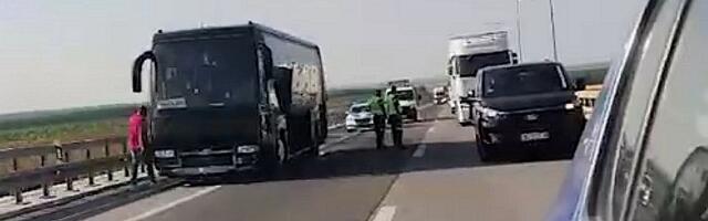 VIDEO: Zapalio se autobus na mostu kod Beške, saobraćaj usporen