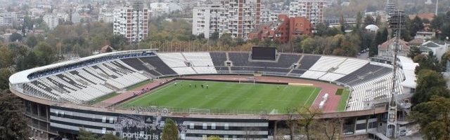 (FOTO) HUMSKA OKUPANA SUZAMA! Partizan se dirljivim rečima oprostio od Radomira Antića!