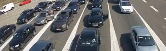 SRBIJA IMA VAKCINE ZA SVE! Kolone vozila na graničnim prelazima čekaju da uđu u Srbiju zbog BESPLATNE VAKCINACIJE! /VIDEO/