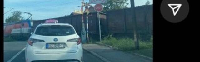 Voz prolazi u Železniku, a rampa podignuta?! (FOTO)