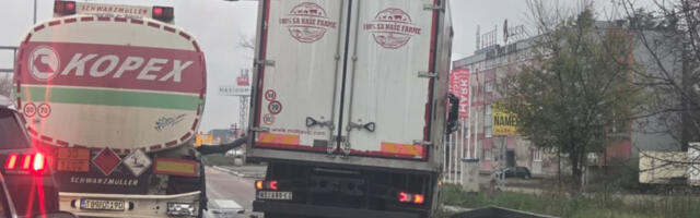 KOLAPS KA BEOGRADU Udes kamiona usporio saobraćaj