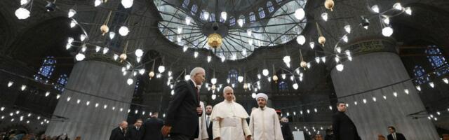 PAPA POSETIO PLAVU DŽAMIJU U ISTANBULU: Ceo svet bruji o gestu koji je napravio, a jednu stvar nije učinio! (FOTO/VIDEO)