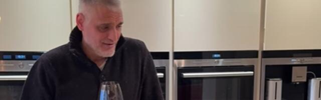 Čeda Jovanović slavi prvi Badnji dan u domu sa Acom! Na stolu nema čega nema, nazdravljaju vinom: "Miran sam"