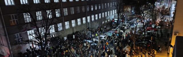 „Peta gimnazija nalik na staljinistički gulag, u kojem je diktator poslao upravnika da ih pokori i slomi duh“: Organizovan protest ispred Pete gimnazije