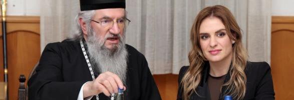 Ministarka Stamenkovski sa mitropolitom šumadijskim Jovanom: "Čula se nekolicina demonstranata kako duva u vuvuzele, ali himna Srbije bila je glasnija!"