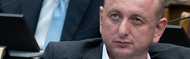 Кнежевић премијеру: Ако бих бирао да будем пријатељ Вучића или пудлица Пленковића као Ви, бирам Вучића – а Ви само наставите да машете репом