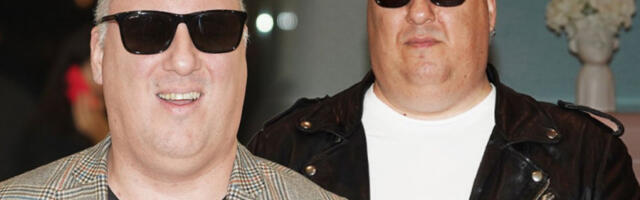 OVO JE RETKA SLIKA SAŠE I DEJANA MATIĆA BEZ NAOČARA: Evo kako blizanci izgledaju - BRAT LJUBI BRATA u ruku, da ti srce pukne (FOTO)