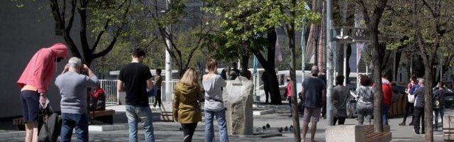 VREĐALI KOMUNALCE, PILI PIVO I PEVALI PESME O KORONI! Većin građana poštuje mere, ALI IMA I NEODGOVORNIH