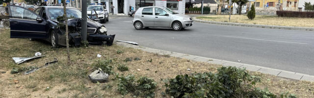 Udes na kružnom toku u Ulici Bate Jankovića, “mercedesom“ se “zakucao“ u banderu