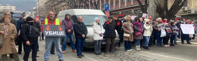 Prokupčani i ovog petka na 15 minuta blokirali ulicu u centru grada – „Decu ti neću oprostiti“