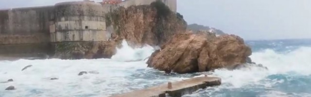 OLUJNO NEVREME U DUBROVNIKU! Talasi visoki čak PET METARA! (VIDEO)