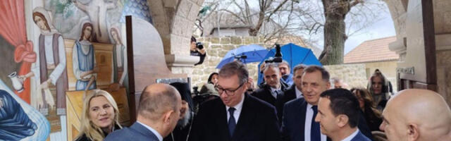 УЖИВО Председник Вучић у Требињу: Боље један дан као соко живети, него сто година као миш се скривати