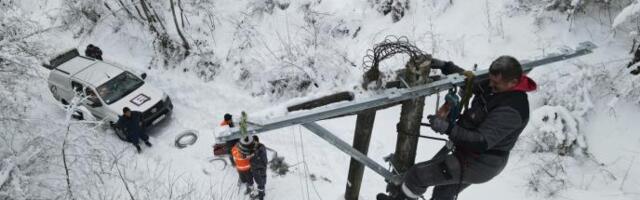 STRUJA STIŽE U SVAKU KUĆU U IVANJICI: Neumorni radnici i danas na terenu, čini se sve da građani dobiju normalno snabdevanje