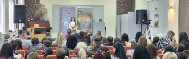 Gradska smotra recitatora: Pobednice Anastasija, Zonka i Andreja