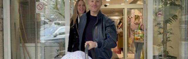 SOFRA NA VELIKU SUBOTU IZVEO SUPRUGU I ĆERKU IZ PORODILIŠTA: Veselje na ulici, kiti muzičare novčanicama od 100 evra! (VIDEO)