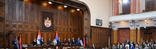 Настављена седница Скупштине Србије, посланици постављају питања