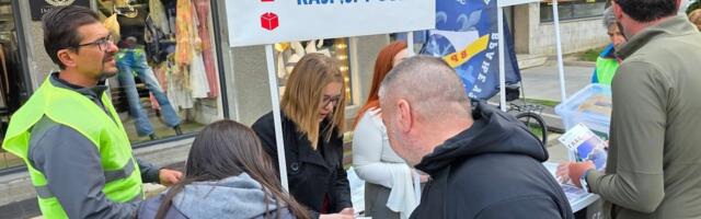 U Vranju građanima deljene nalepnice sa natpisom Studenti pobeđuju FOTO