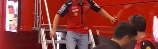 Kraj vikenda za MotoGP šampiona? Stravičan pad u 13. krivini: Mark Markes ne može da se osloni na stopalo, doktor je morao hitno da reaguje! /VIDEO/