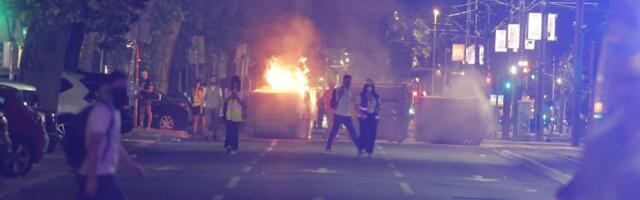 Horor na protestima! Blokaderi brutalno napali i opljačkali radnika Parking servisa