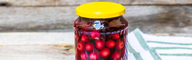 Najlepše slatko od višanja, kao iz bakine kuhinje: Gusto, mirisno i sa celim plodovima koji pucaju pod zubima