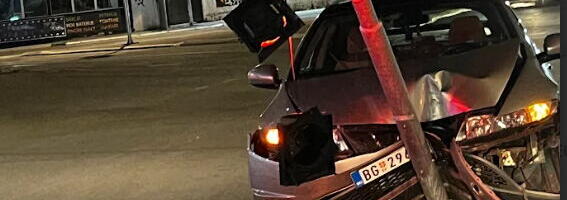 VOZAČ UDARIO U STUB, AUTOMOBIL SMRSKAN Teška nesreća u Beogradu (FOTO)