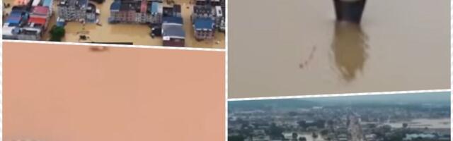 POPLAVLJENA FARMA ZMIJA, NJIH 900 POBEGLO U SELO! Ljudi u vodi do struka hvataju ih štapovima, neverovatni snimci gmižuće noćne more u Kini (VIDEO)