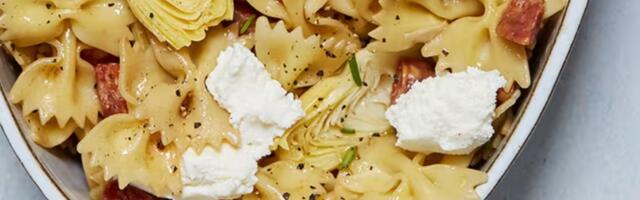 Bogata pasta salata sa artičokama, kobasicom i ricotta sirom