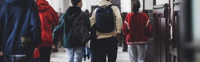 KAKVI ŠMEKERI! Ovako su dečaci širom Srbije u školama juče iznenadili drugarice! INSTAGRAM "EKSPLODIRAO" OD POZITIVNIH KOMENTARA! (VIDEO)