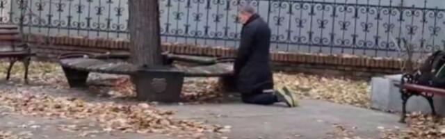 NADREALNO Đaci blokirali gimnaziju, direktor klečao (VIDEO)