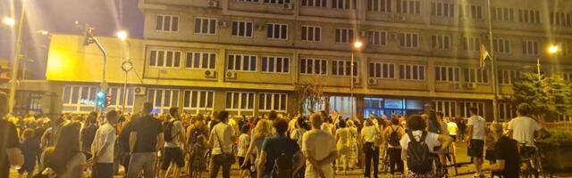 Zrenjaninci uputili snažnu podršku pretučenom studentu Luki i uhapšenom doktoru Vladi