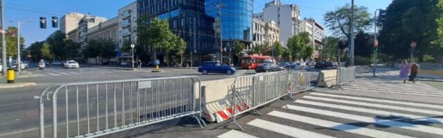 "Umesto da raspiše izbore, Vučić postavlja betonske barikade u centru Beograda"