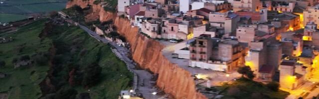 I DALJE TRAJE DRAMA NA SICILIJI ZBOG KLIZIŠTA: Centar grada bi mogao da se uruši svakog trenutka! (VIDEO, FOTO)