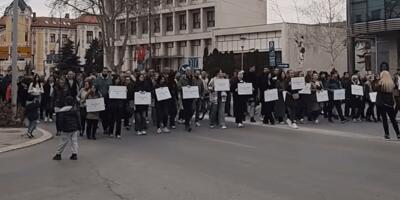 Protest u Nišu: Ukoliko zaboravimo 16 žrtava u Novom Sadu, brojaćemo nove