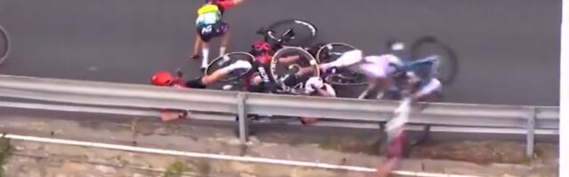 Užas na čuvenoj trci u Italiji: Biciklistkinja preletela preko ograde, ostala nepomično da leži