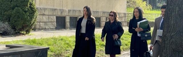 Podignuta glava, okružena advokatima: Miljana Kecmanović žuri u sud gde je čeka sin ubica (VIDEO)