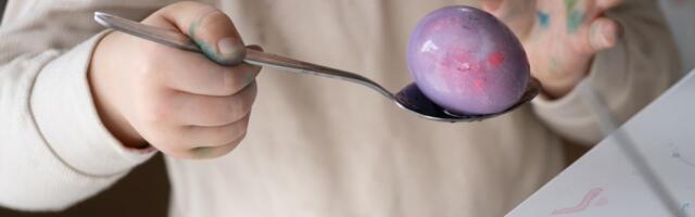 Zašto ove godine treba ofarbati bar jedno jaje u ljubičasto: Običaj koji mnogi preskaču, a nosi snažnu poruku