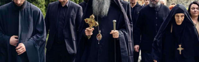 PATRIJARH SRPSKI PORFIRIJE STIGAO NA KOSOVO I METOHIJU: Večeras predvodi službu iznošenja Plaštanice u Pećkoj patrijaršiji (FOTO)